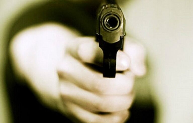 Catania, spara ai parenti dell’ex compagno ma colpisce e sfigura un ragazzo: donna di 32 anni ai domiciliari