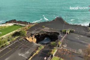 Catania, ampia voragine in Piazza del Tricolore a Ognina. Il sindaco: “La natura si è ripresa il suo spazio”