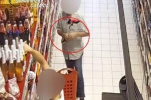Biancavilla, in due rubano alcolici nei supermercati: minacce ai vigilantes e schiaffi ai dipendenti. Arrestati
