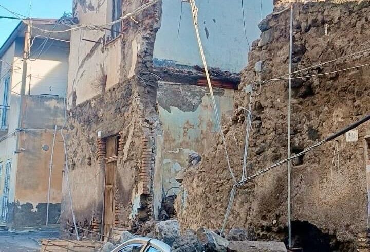 Adrano, crolla vecchia palazzina in via Pietro Micca: auto danneggiata