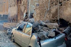 Adrano, crolla vecchia palazzina in via Pietro Micca: auto danneggiata