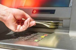 Adrano, 50enne trova carta bancomat e codice pin e va a fare un prelievo: denunciato