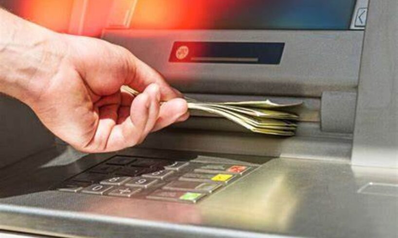 Adrano, 50enne trova carta bancomat e codice pin e va a fare un prelievo: denunciato