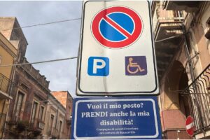 Biancavilla, cartelli nelle aree dei parcheggi riservati: “Vuoi il mio posto? Prendi anche la mia disabilità!”