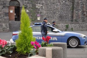 Adrano, 16enne in giro per la città con le dosi di droga in tasca: denunciato e affidato allo zio