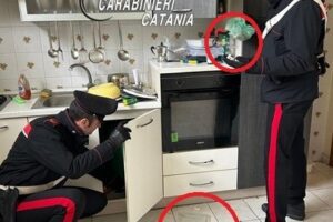 Vizzini, madre e figlio (ai domiciliari) spacciavano droga in casa: arrestati in flagranza