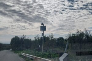 SP Paternò-Ragalna, piazzate due telecamere per scovare gli ‘zozzoni’ che lasciano i rifiuti per strada