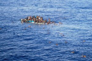 Migranti, madre perde i suoi 3 bambini dopo naufragio sul Canale di Sicilia: il racconto del comandante del barchino