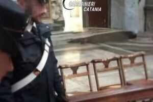 Catania, 37enne chiede soldi (e non cibo) al parroco: poi gli ruba 300 euro. Arrestato