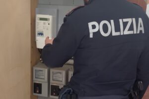 Adrano, due appartamenti allacciati ‘a scrocco’ alla rete elettrica: 4 persone denunciate per furto aggravato