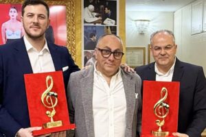 Sanremo, a Crotone Sangrigoli presenta il nuovo Premio Sala Stampa ‘Lucio Dalla’: chiave di violino firmata dall’orafo Affidato