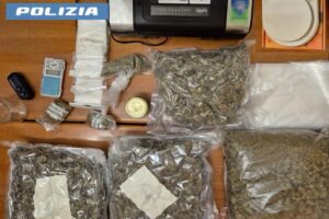 Catania, teneva in casa 4 kg di marijuana dentro una borsa in tela: 60enne arrestato