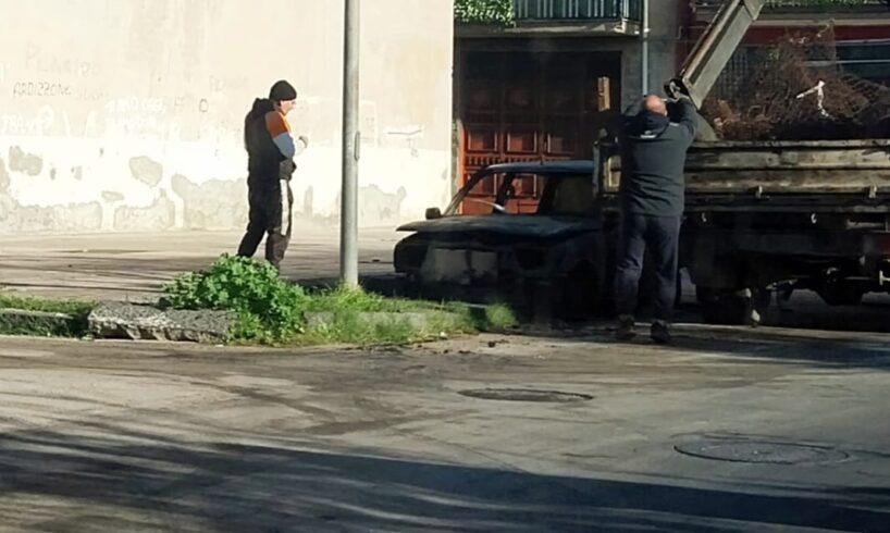 Incendio auto ieri sera intorno alle ore 23 in via Michelangelo Buonarroti, a Paternó.