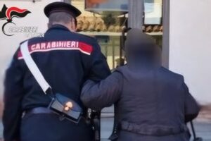Randazzo, 19enne si finge carabiniere per truffare un’anziana col metodo del falso incidente: arrestato dai veri militari