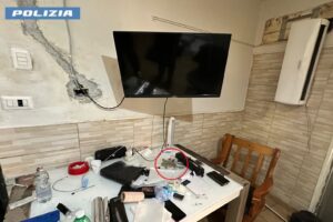 Catania, due spacciatori sbadati gettano la droga nel water ma dimenticano su un tavolino 19 involucri di marijuana: arrestati