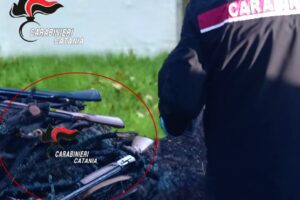 Zafferana Etnea, cani dei Carabinieri scoprono armi e munizioni in casa di 38enne incensurato: arrestato