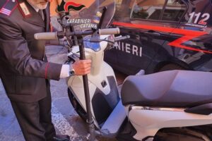 Catania, 46enne ruba un monopattino lungo via Sangiuliano e lo porta via con uno scooter: denunciato