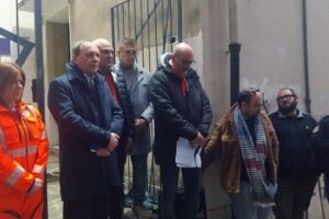 Paternò, in pochi al ricordo del marocchino ucciso dal suo ‘caporale’: e la baraccopoli di Ciappe Bianche è sempre lì