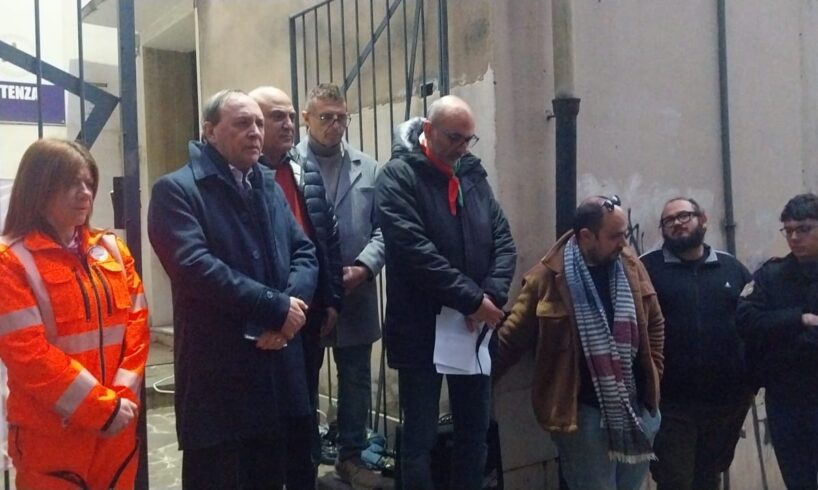 Paternò, in pochi al ricordo del marocchino ucciso dal suo ‘caporale’: e la baraccopoli di Ciappe Bianche è sempre lì