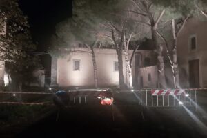 Paternò, chiuso viale alberato di via degli Svevi: a causa di un cipresso ‘piegato’ dal maltempo