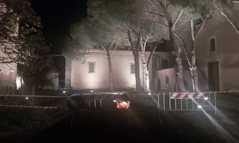 Paternò, chiuso viale alberato di via degli Svevi: a causa di un cipresso ‘piegato’ dal maltempo