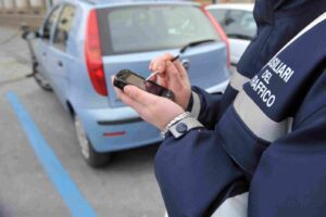 Catania, chiede annullamento verbale e prende a schiaffi l’ausiliario del traffico che lo ha sanzionato: 60enne denunciato