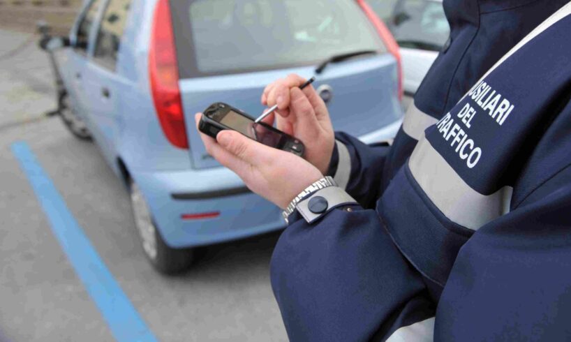 Catania, chiede annullamento verbale e prende a schiaffi l’ausiliario del traffico che lo ha sanzionato: 60enne denunciato