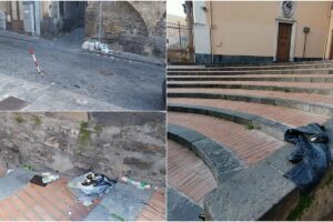 Paternò, ‘catalogo’ della vergogna sulla scalinata della chiesa di Santa Margherita: rifiuti e bottiglie sparse
