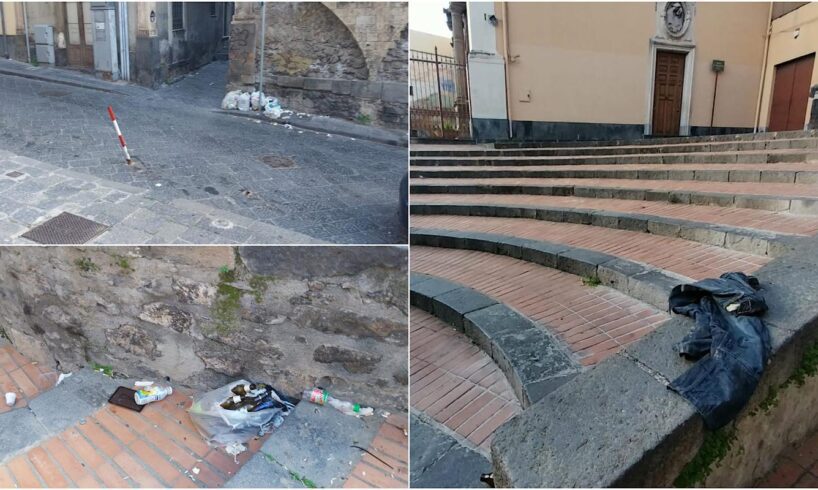 Paternò, ‘catalogo’ della vergogna sulla scalinata della chiesa di Santa Margherita: rifiuti e bottiglie sparse