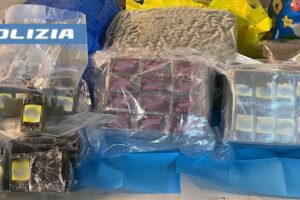 Catania, 26 kg di droga dentro l’auto parcheggiata in via della Salvia: arrestato 23enne