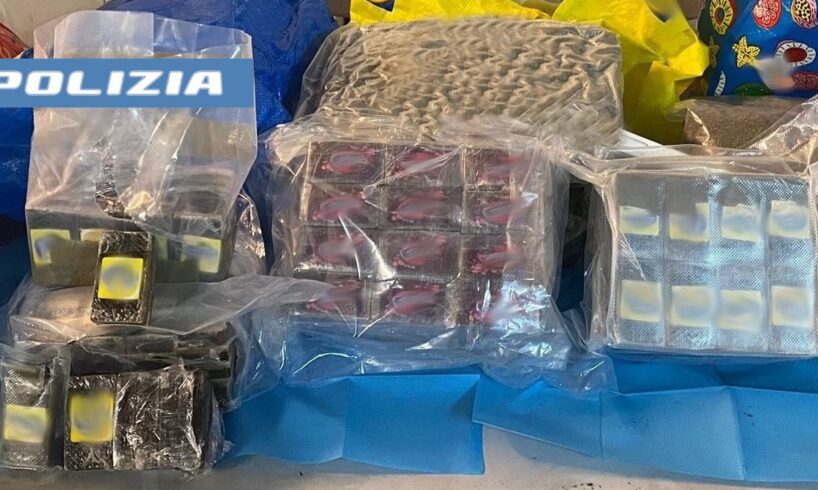 Catania, 26 kg di droga dentro l’auto parcheggiata in via della Salvia: arrestato 23enne
