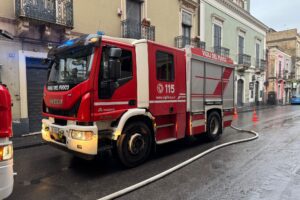 Paternó, in fiamme 2 auto in via Vittorio Emanuele: probabile corto circuito