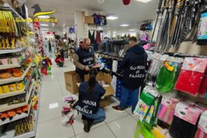 Caltagirone, GdF sequestra in uno ‘store’ oltre 3500 articoli di Carnevale irregolari