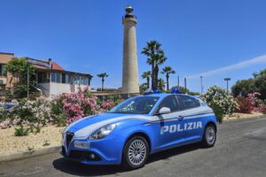 Catania, 31enne aggredisce i poliziotti e tenta la fuga con la droga negli slip: arrestato