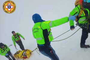 Etna, domenica di incidenti nella zona Monti Silvestri: trauma cranico per turista maltese caduta in un cratere