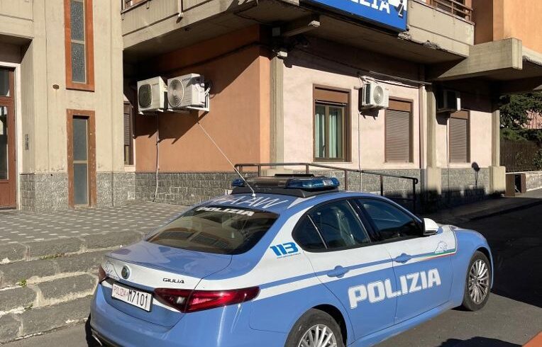 Adrano, due giovani bruciano mobili e materasso in via della Regione: denunciati e costretti a ripulire