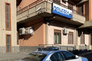 Adrano, due giovani bruciano mobili e materasso in via della Regione: denunciati e costretti a ripulire