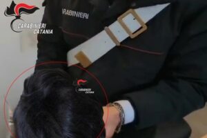 Catania, 39enne nasconde la cocaina sotto il parrucchino: ai domiciliari
