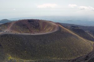 Etna, troppi incidenti nell’area dei Crateri Silvestri. Russo Morosoli (funivia): “Serve un presidio permanente”