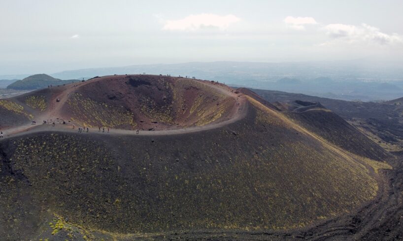 Etna, troppi incidenti nell’area dei Crateri Silvestri. Russo Morosoli (funivia): “Serve un presidio permanente”