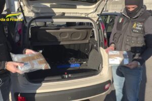 Catania, 2,5 kg di cocaina nascosti nel doppiofondo di un’auto: arrestato un calabrese