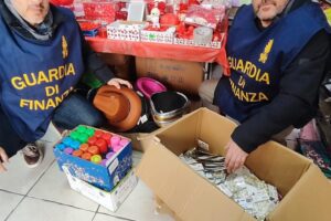 Fiumefreddo, GdF sequestra oltre 90 mila prodotti non sicuri: bigiotteria e decorazioni di carnevale. Sanzioni per 25 mila euro