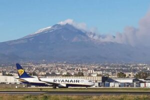 Etna in eruzione, Sac chiude alcuni spazi aerei ma aeroporto resta operativo