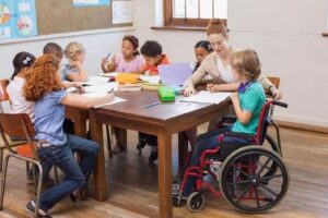 Adrano, assistenza ai bambini disabili nelle scuole: giudici danno ragione a famiglie ma Comune prepara ricorso