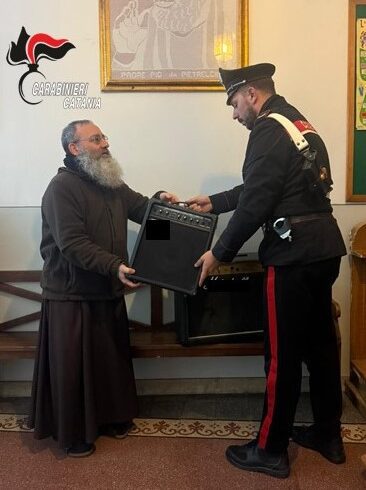 Catania, 45enne ruba in chiesa due casse acustiche ma poi si pente: il parroco lo assolve