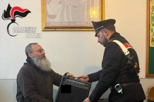 Catania, 45enne ruba in chiesa due casse acustiche ma poi si pente: il parroco lo assolve