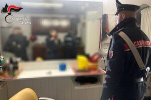 Acireale, in un garage due saloni per uomo e per donna: sanzionati parrucchieri abusivi