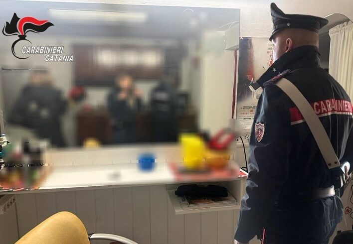 Acireale, in un garage due saloni per uomo e per donna: sanzionati parrucchieri abusivi