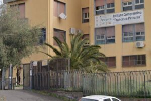 Catania, maestre aggredite dai genitori: sindaco Trantino nella scuola Petrarca per solidarietà