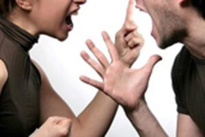 Adrano, 19enne prende a morsi la sorella e strattona la madre durante una lite: denunciato